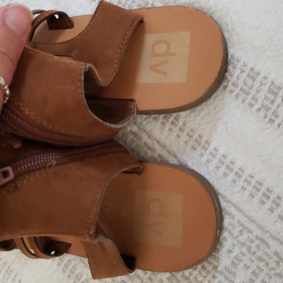 DV dolce Vita gladiator strappy sandals. Brown, flats, summer, beach, boho. - Picture 5 of 9